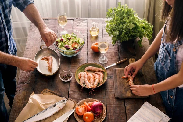 Pareja cocinando juntos — Foto de Stock