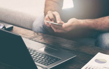 Dizüstü bilgisayarda çalışan iş adamı 