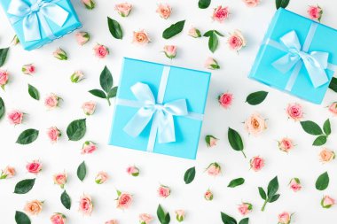 Mavi hediye kutuları kapalı