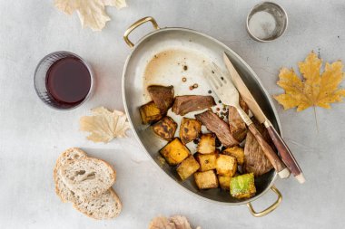 sığır eti biftek ile kızarmış kabak 