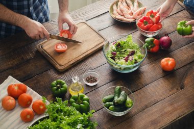  Birlikte yemek pişiren çift.