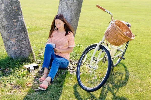 Student schreibt in Notizbuch — Stockfoto