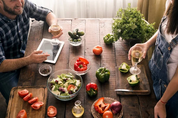 Pareja casada está hablando mientras cocina — Foto de Stock