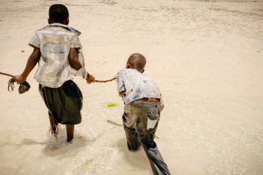 Afrika childs deniz ürünleri bulmak için 