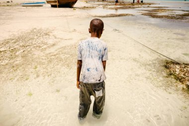 Afrikalı Çocuk deniz ürünleri bulmak için 