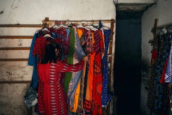 Mujer elegir vestido — Foto de Stock