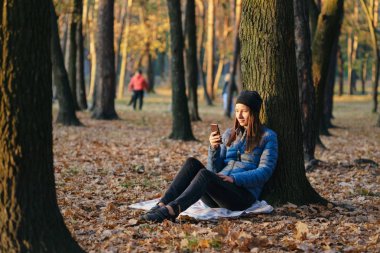 Kadın Internet üzerinden iletişim kurar.