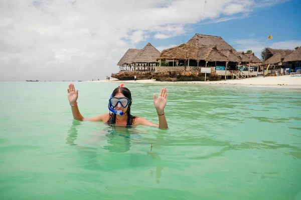 Mujer feliz usando máscara para bucear en el océano turquesa — Foto de Stock