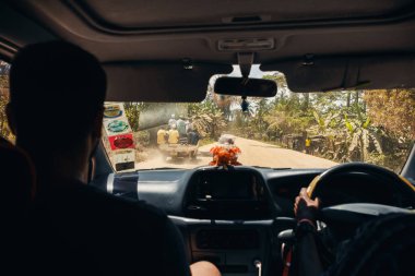 Afrika minibüs insanlarla dolu.