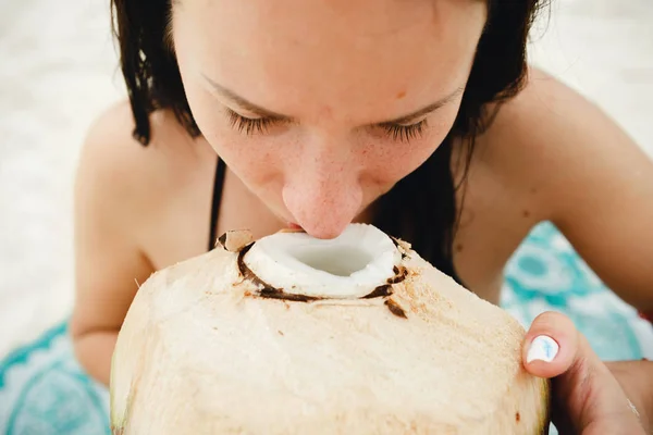 Молодая женщина пьет кокосовую воду — стоковое фото