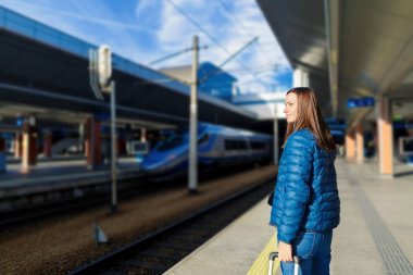 Kadın seyahat çanta Krakow şehrinde tren istasyonunda
