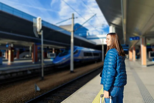 Woman traveler with suitcase at the railway station in Krakow — Stock Photo, Image