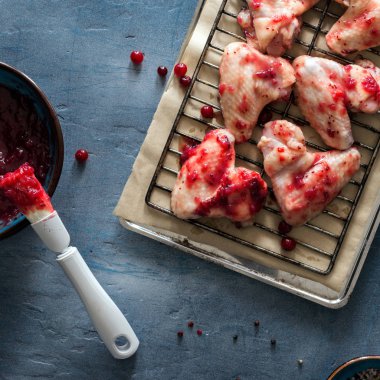 Tepsi pişirme üzerinde kızılcık sosu tavuk kanatları