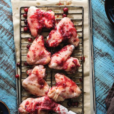 Sac pişirme üzerinde kızılcık sosu tavuk kanatları