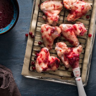 Fırın tepsisindeki kızılcık soslu tavuk kanadı kapatın