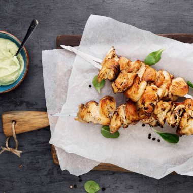 Karanlık arka avokado soslu tavuk göğsü şiş ızgara