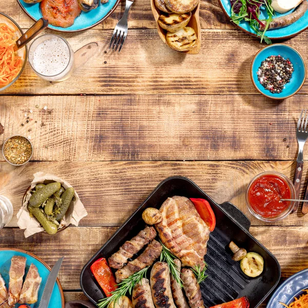 Bife grelhado, salsichas e legumes grelhados em picni de madeira — Fotografia de Stock