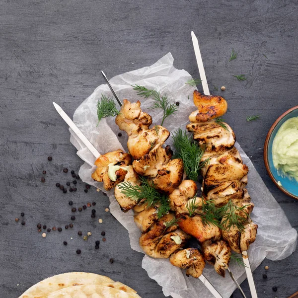 Brochetas de pechuga de pollo a la parrilla con pan plano y aguacate sauc — Foto de Stock