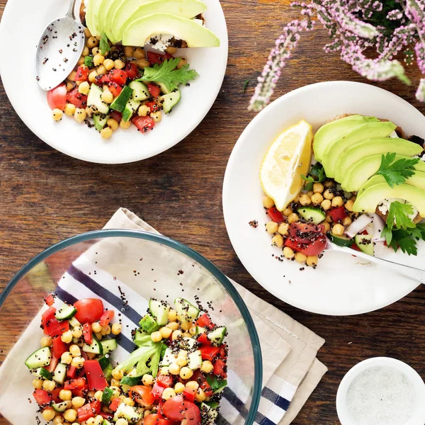 Salada e bruschetta de abacate. Alimentos vegetarianos saudáveis — Fotografia de Stock