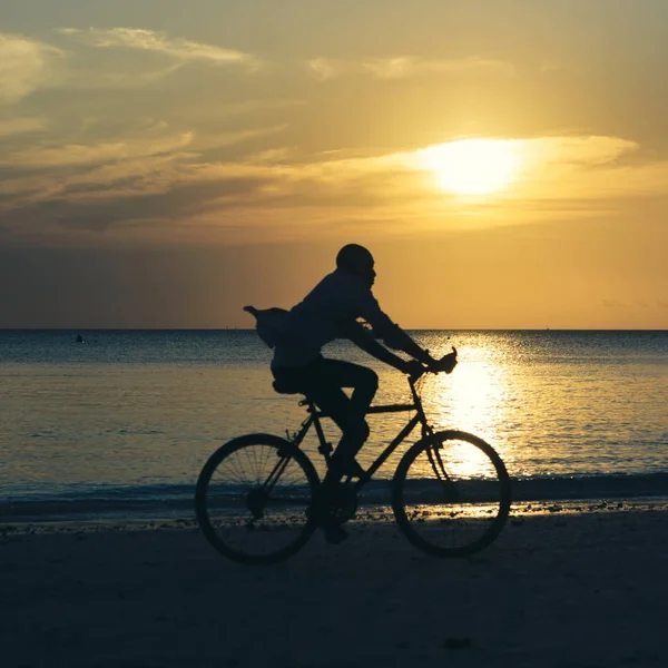 Mann fährt Fahrrad — Stockfoto