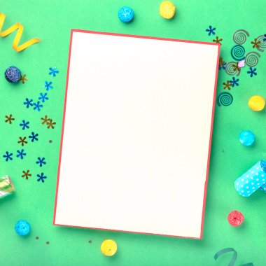 Farklı kutlama öğelerle boş kartı 