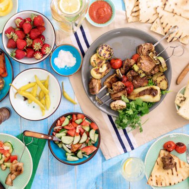 Şiş kebap, çeşitli ızgara sebze, salata, limonata, strawb