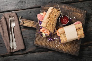 Bir sos ile eski yönetim kurulu iki sandviç