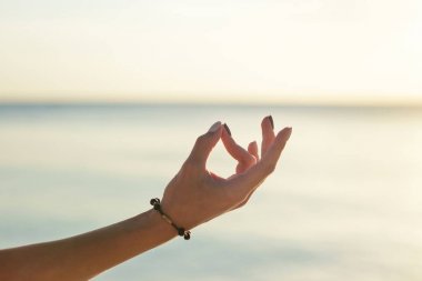 Kadın meditasyon kapatın 