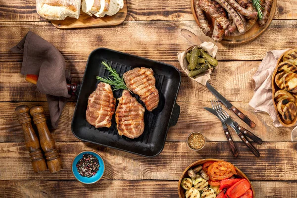 Grillad biff, korv och grillade grönsaker på trä picknick — Stockfoto