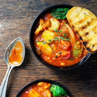 İki kase çorba sebzeli çorba 