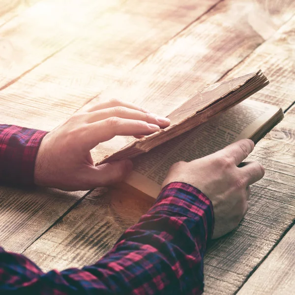 Mani maschili che tengono un vecchio libro — Foto Stock