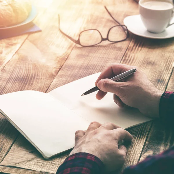 Uomo mano con penna scrittura — Foto Stock