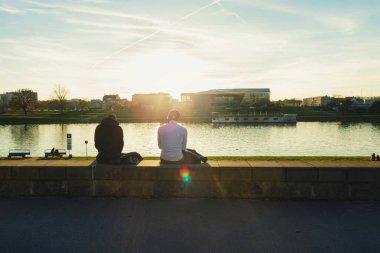 Şehrin dolgu üzerinde oturan iki adam 