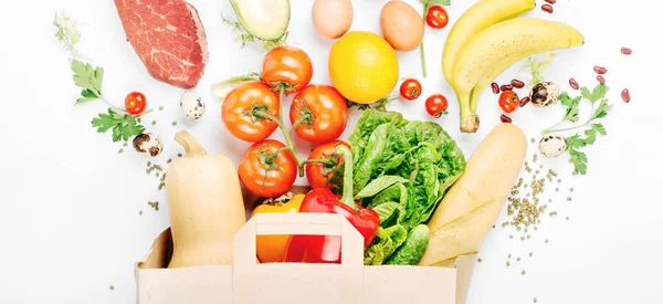 Bolsa de papel de diferentes alimentos saludables — Foto de Stock