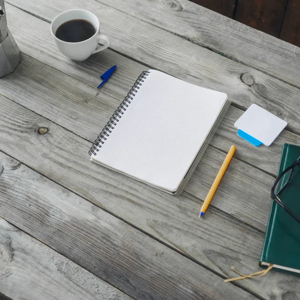 Lugar de trabajo con cuaderno — Foto de Stock