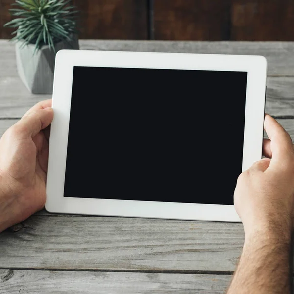 Hombre sosteniendo una tableta digital — Foto de Stock