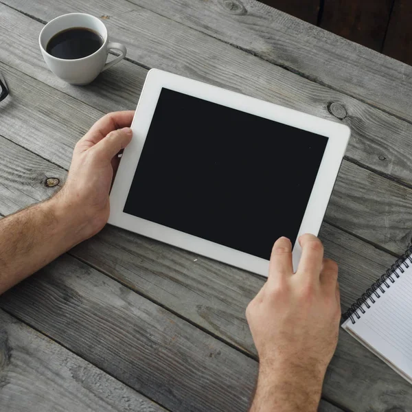 Man holding a digital tablet — Stock Photo, Image