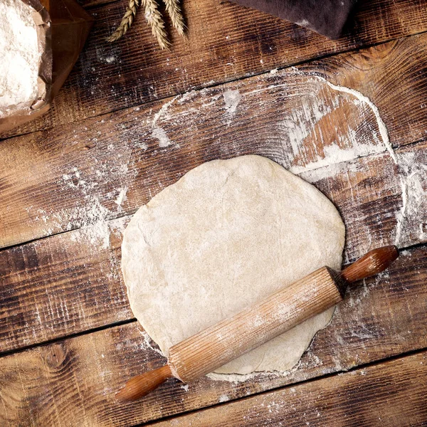 Roll out dough with rolling pin — Stock Photo, Image