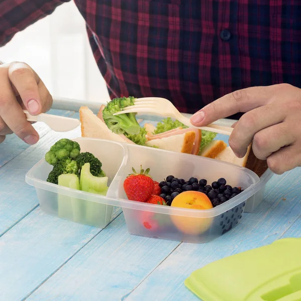 Man eatting  healthy lunch — Stock Photo, Image