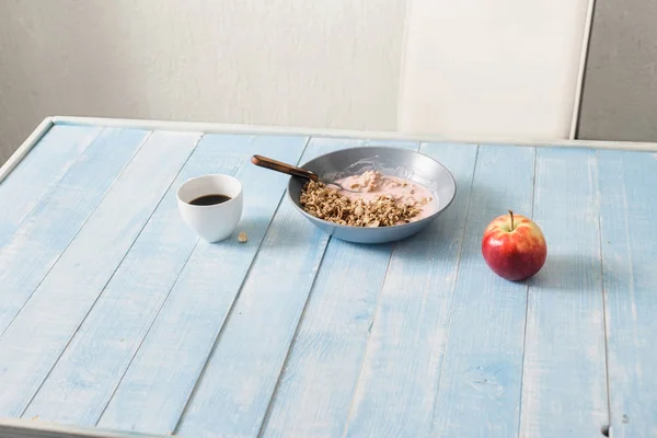 Тарелка зерновых с йогуртом, яблоко — стоковое фото