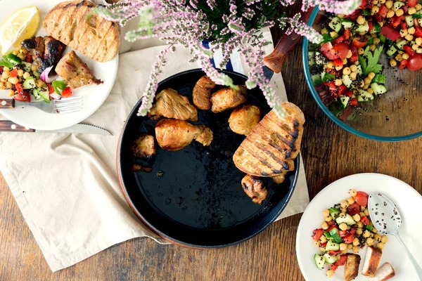 Concepto Mesa Cena Sartén Con Carne Frita Una Mesa Madera —  Fotos de Stock