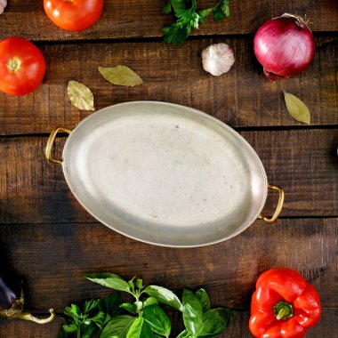 Vintage pan farklı sebze. Ratatouille ahşap bir masa, üstten görünüm üzerinde yemek pişirmek için malzemeler