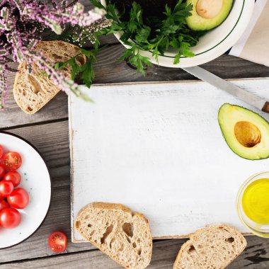 İtalyan bruschetta. Bruschetta zeytinyağı, kiraz domates ve ahşap bir masa, üstten görünüm üzerinde avokado ile yemek pişirmek için malzemelerin ayarla