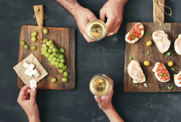 Pareja Bebiendo Vino Con Aperitivos Para Vino Uvas Vista Superior — Foto de Stock