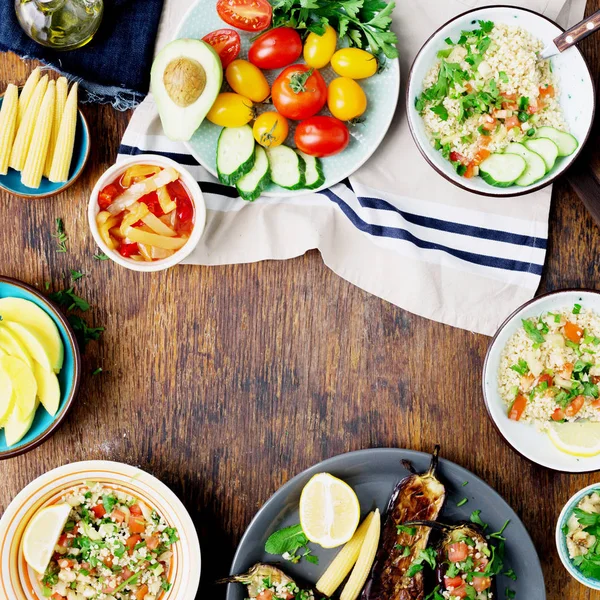 Moldura Vários Alimentos Vegetarianos Mesa Madeira Rústica Salada Com Mingau — Fotografia de Stock