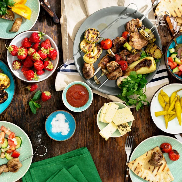 不同食物烹饪烤架上 烤的蔬菜 开胃菜和草莓仿古木制的桌子 顶视图上 餐桌的概念 — 图库照片