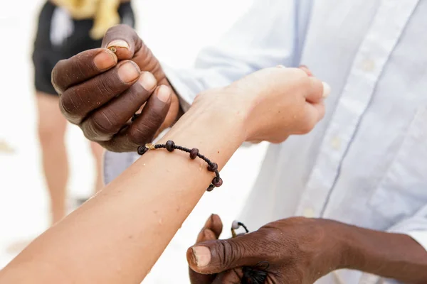 Vendedor Las Pulseras Hechas Mano Pone Mano Muchacha Pulsera — Foto de Stock