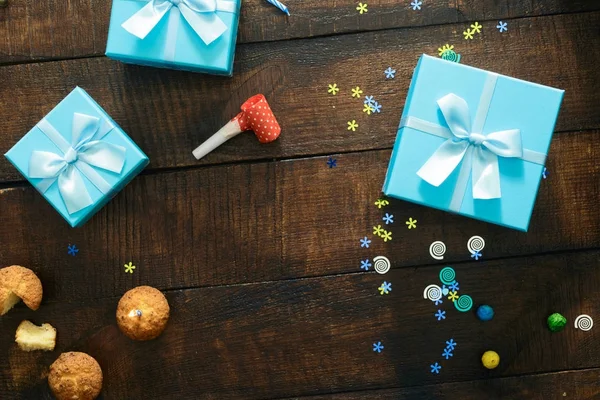 Frame Van Cupcakes Met Een Kaars Geschenk Dozen Houten Achtergrond — Stockfoto