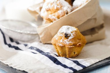 Kuru üzüm ve pudra şekeri ile ev yapımı cupcakes yakın, seçici odak