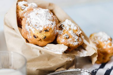 Kuru üzüm ve pudra şekeri ile ev yapımı cupcakes yakın çekim